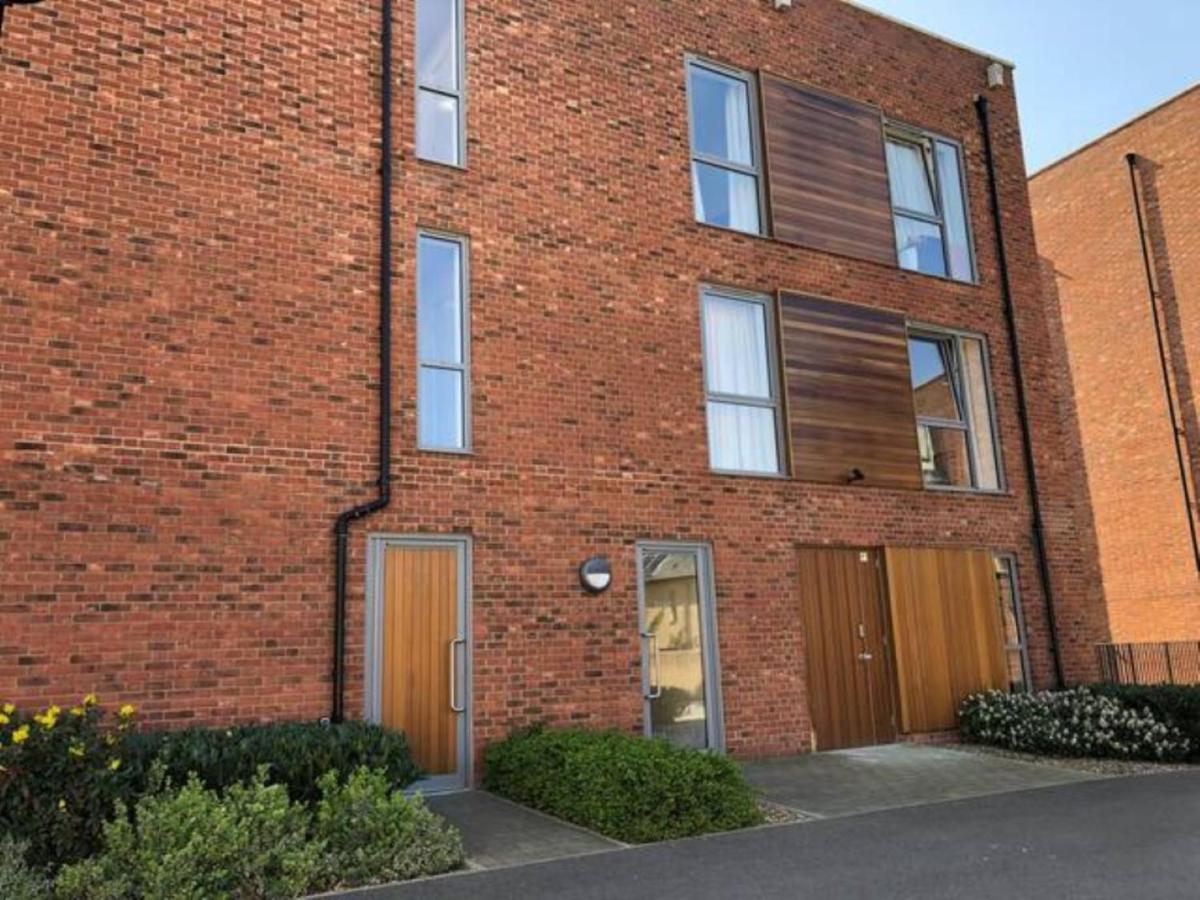 Contemporary Trumpington Apartment With Self Check-In ,Free On-Site Parking, Terrace, Super Fast Wifi & 5 Mins Drive To Papworth & Addenbrookes Hospitals 剑桥 外观 照片