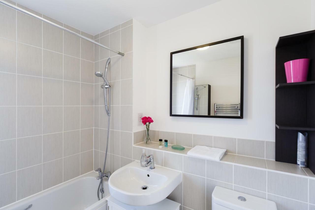 Contemporary Trumpington Apartment With Self Check-In ,Free On-Site Parking, Terrace, Super Fast Wifi & 5 Mins Drive To Papworth & Addenbrookes Hospitals 剑桥 外观 照片