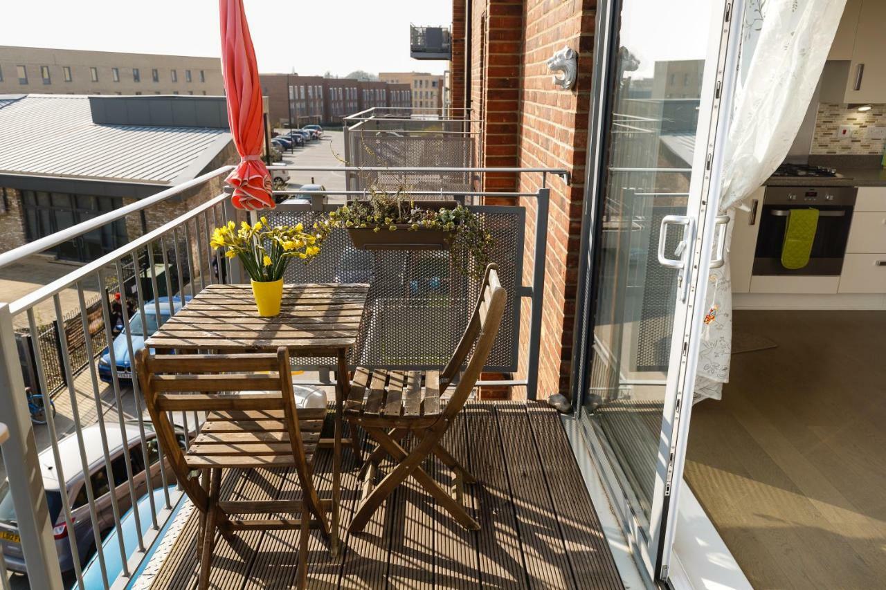 Contemporary Trumpington Apartment With Self Check-In ,Free On-Site Parking, Terrace, Super Fast Wifi & 5 Mins Drive To Papworth & Addenbrookes Hospitals 剑桥 外观 照片